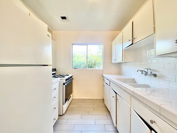 3rd image of 1055 S Wooster St APT 6