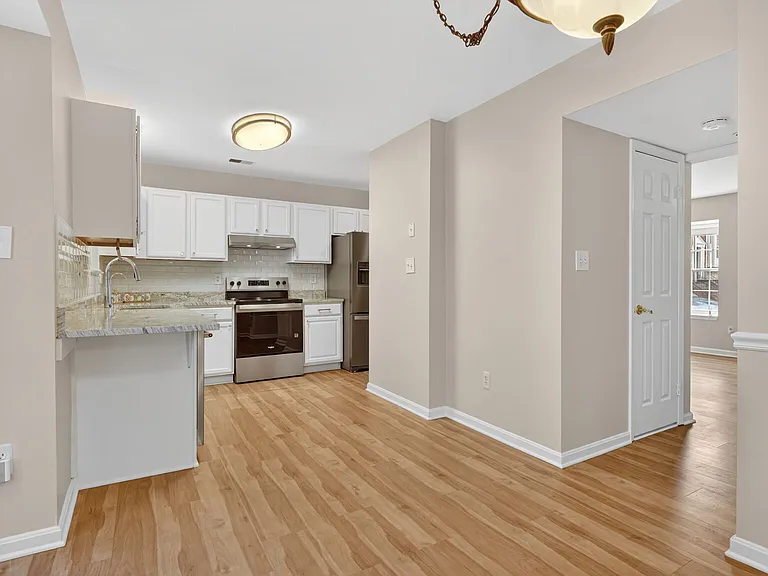 8 Suncroft Ct — Photo 6