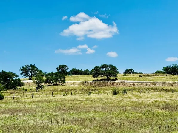 3 Oakwater Dr, Fredericksburg, TX 78624