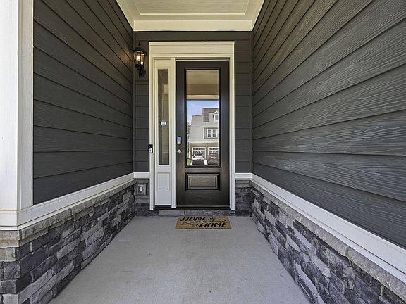 3rd image of 100 Oaks End Dr
