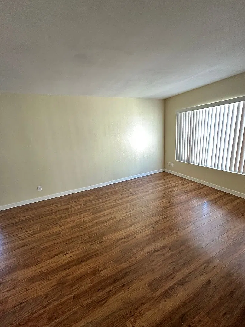3rd AVENUE 3751 — Photo 3