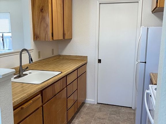 3rd image of 1685 Portola Ave APT 5