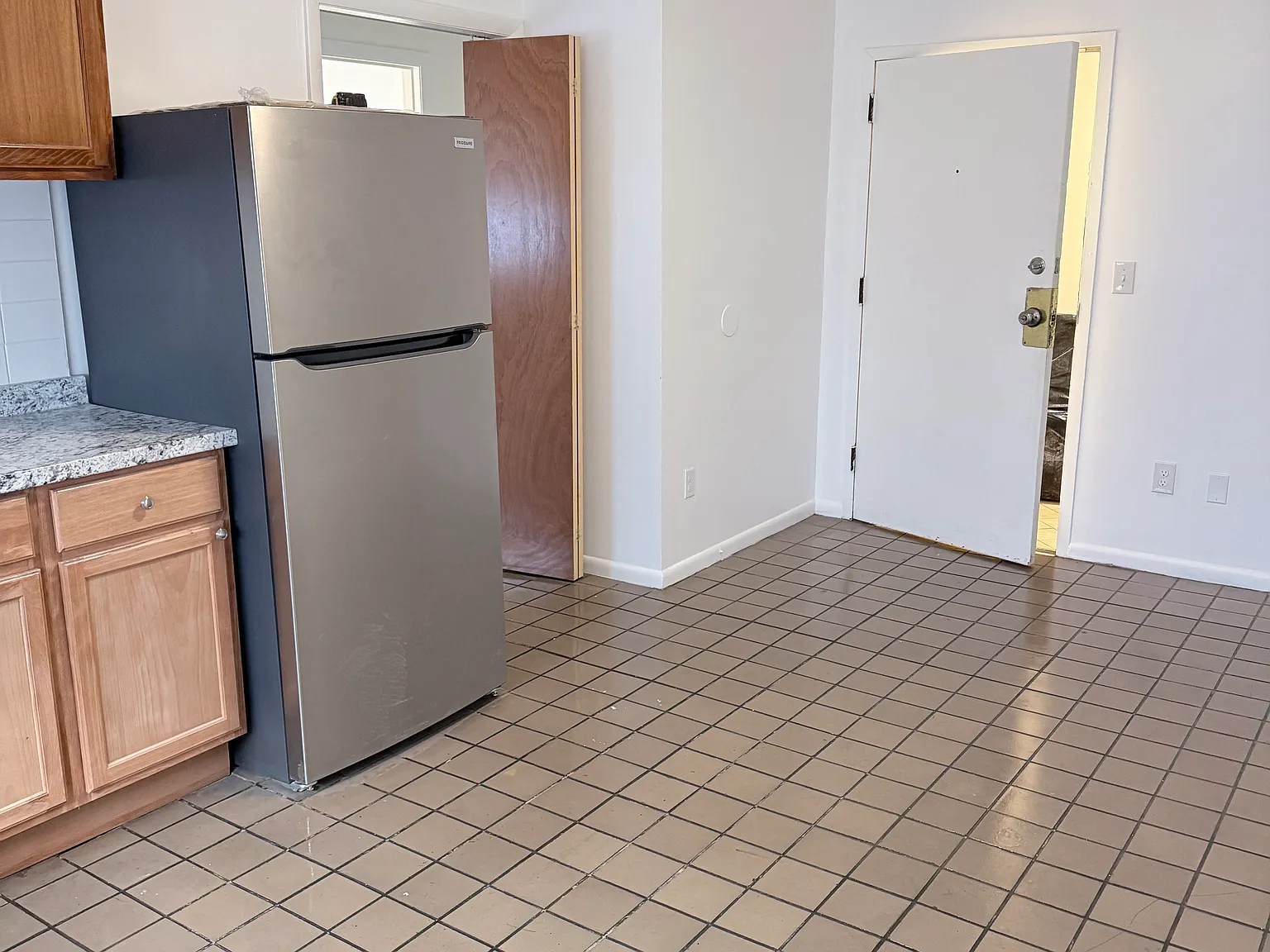 1 bed, 420 sqft, $1,050 — Photo 3
