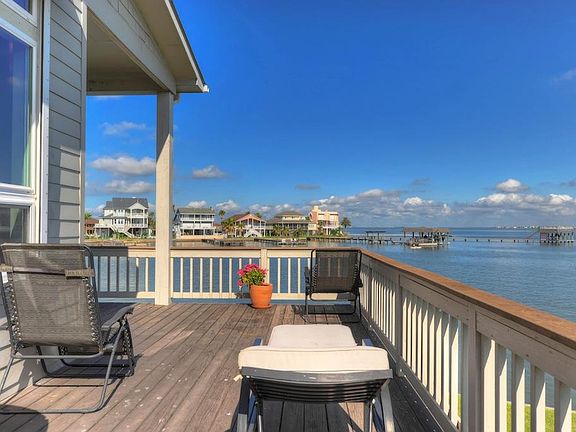 This view is unbeatable, and the deep water allows large boats to berth right up to the dock. 168' O