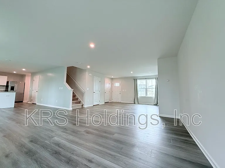 379 Hunting Wood Dr — Photo 5