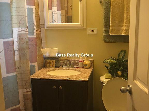 5th image of 1369 W Greenleaf Ave #102