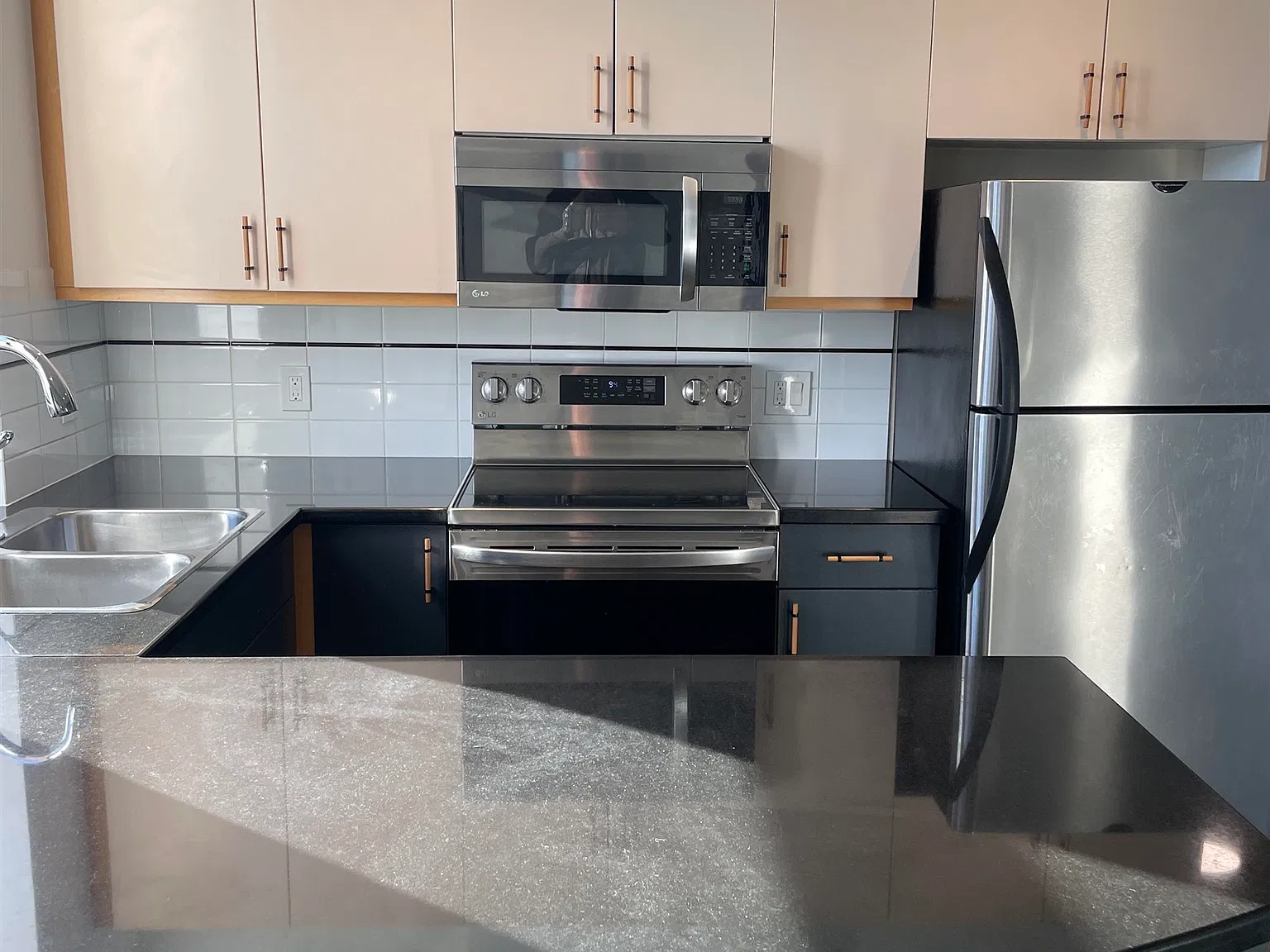 2 bed, 819 sqft, $3,000 — Photo 3