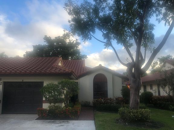 Home For Sale In Palm Chase Lakes