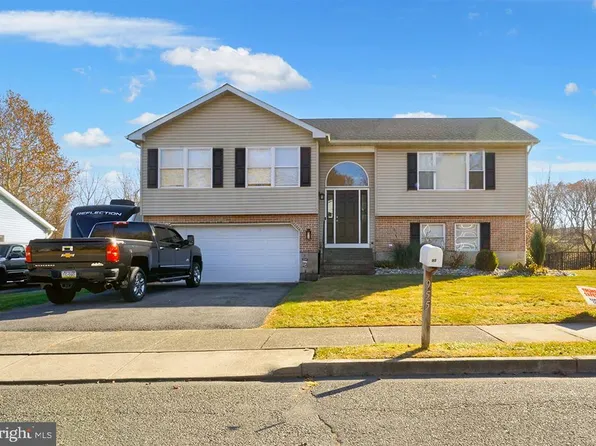 955 Bridge Ct, Catasauqua, PA 18032