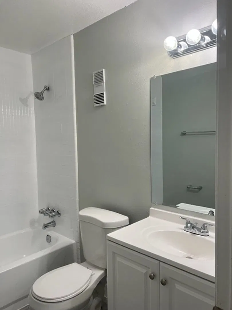 Salisbury Apartments — Photo 1