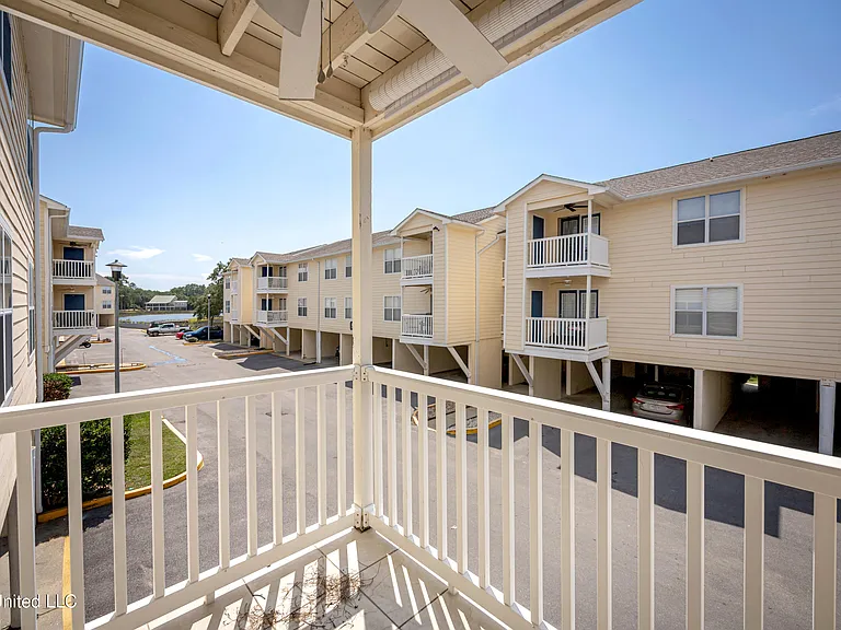 2421 Beachview Dr — Photo 28