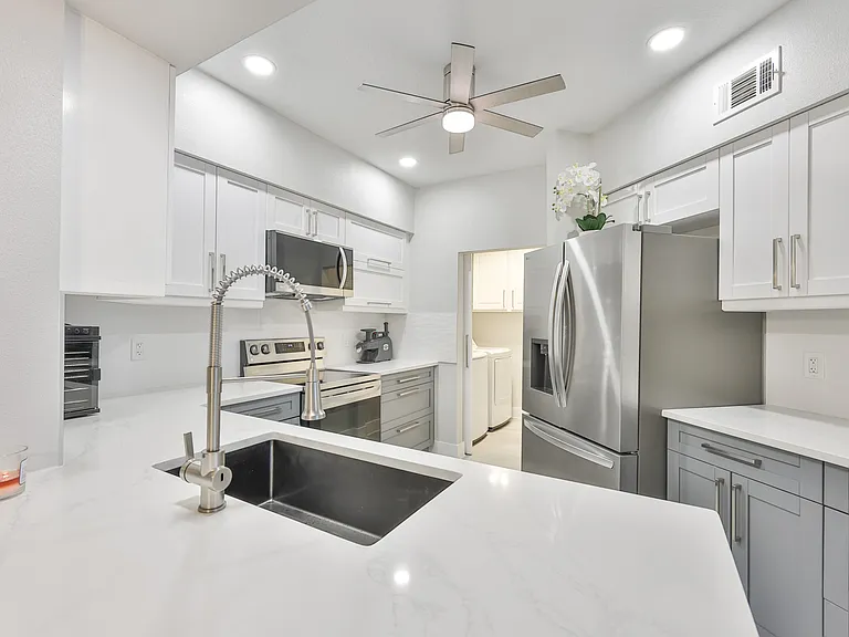 3202 Bay Club Cir #3202 — Photo 7