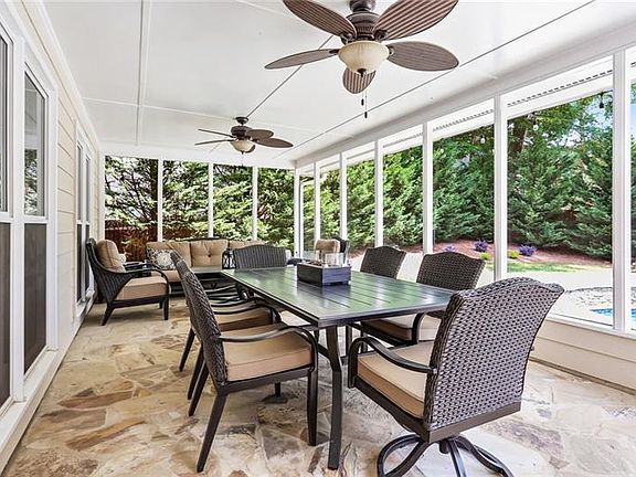3rd image of 2570 Chestea Dr NE