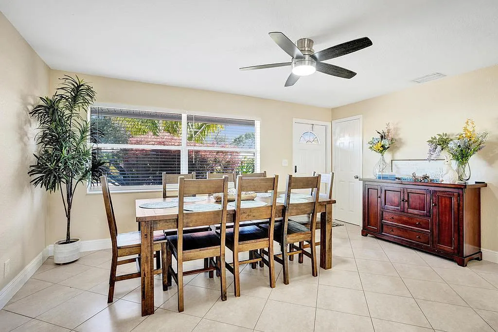 6 bed, 4.0 bath, 2823 sqft, $5,695 — Photo 3