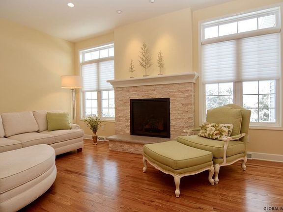 2nd image of 7 Gladstone Cir