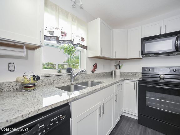 4th image of 2705 Yorkshire Dr