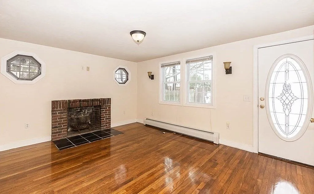 3 bed, 1.0 bath, 1625 sqft, $3,500 — Photo 2