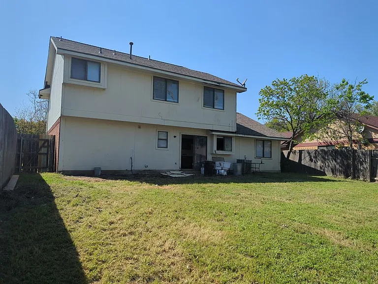 701 Brazos Dr — Photo 7