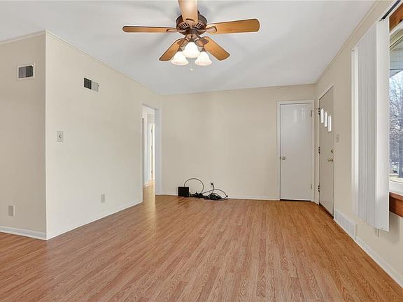 3rd image of 6703 N Forest Ave