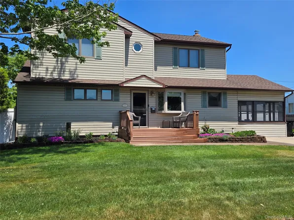 11 Windsor Street, Islip, NY 11751