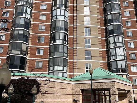 5th image of 24 Courthouse Sq APT 910