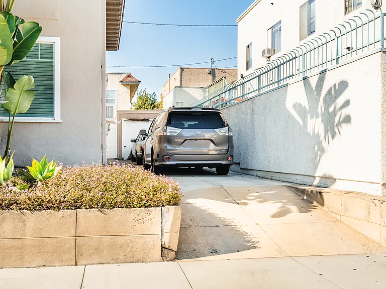 1611 E Broadway — Photo 6