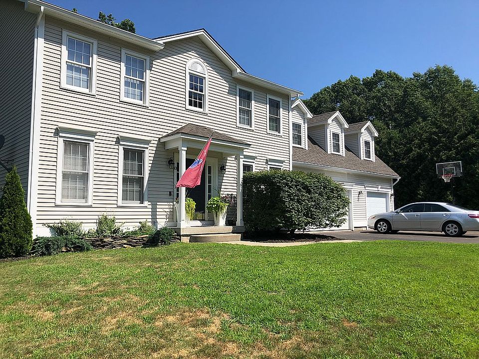 2nd image of 10 Hidden Oaks Dr