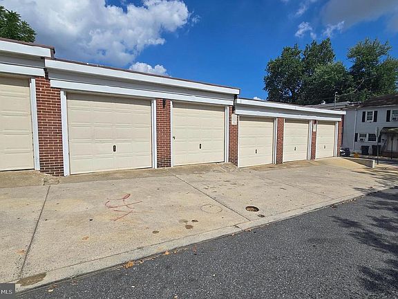 4th image of 923 Wright St