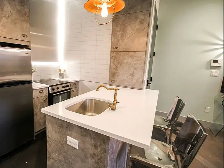 102 Scholes St #3B — Photo 1