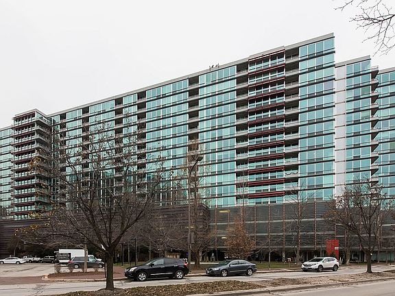 Newer luxury building in downtown Evanston within walking distance of shops, restaurants, the purple