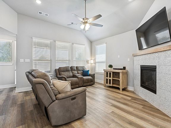 5th image of 1925 Pelham Dr