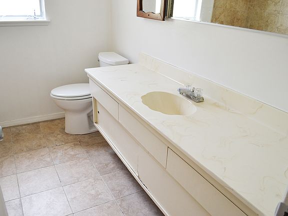 3rd image of 1839 W Chateau Ave