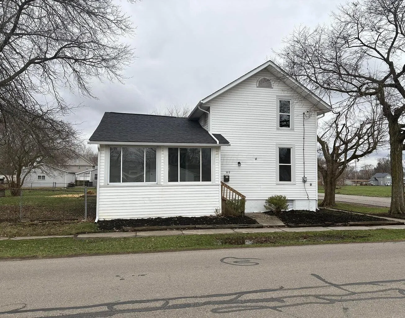 309 E Mark St photo 1