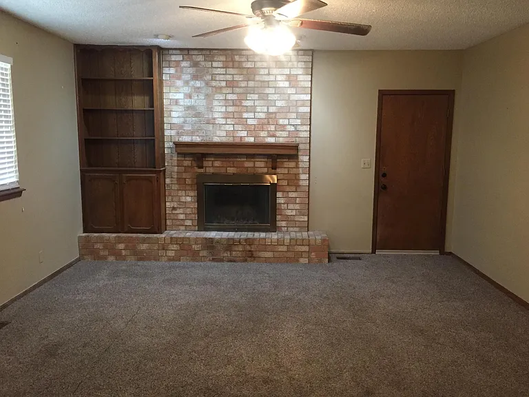 2219 Rogers Cir — Photo 2