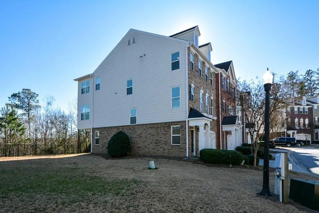 3 bed, 3.5 bath, 2798 sqft, $2,800 — Photo 4
