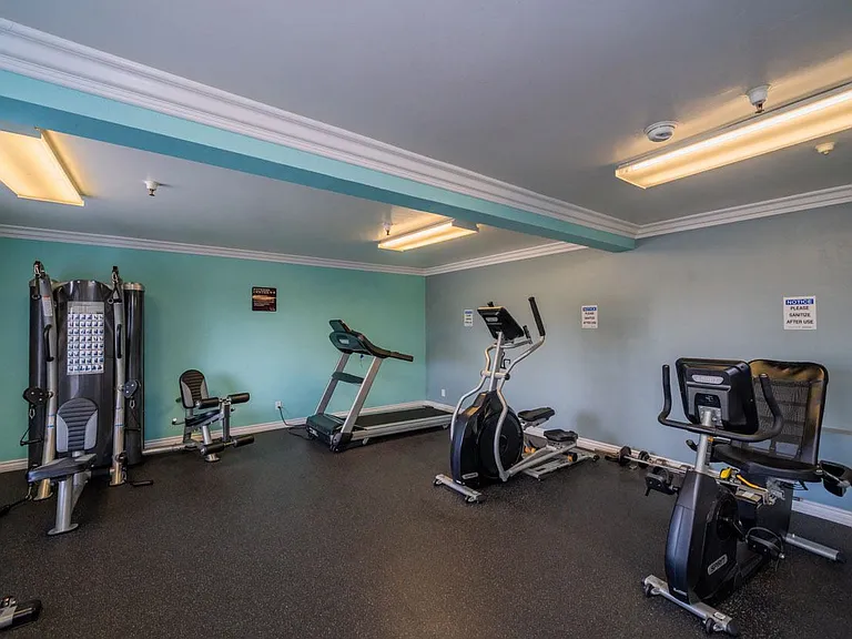 Chateau Regent Apartments — Photo 13