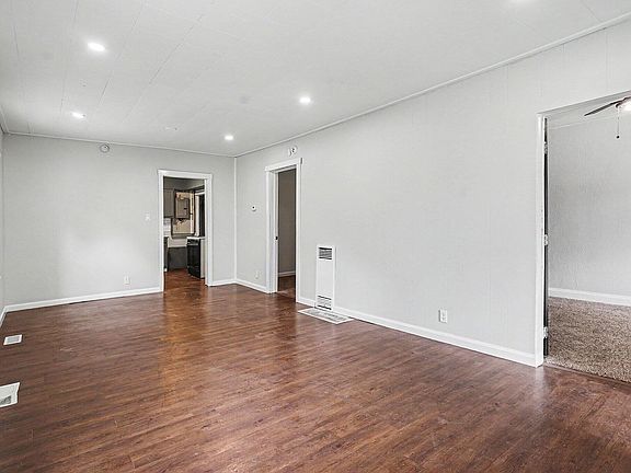 3rd image of 3013 Leahy St