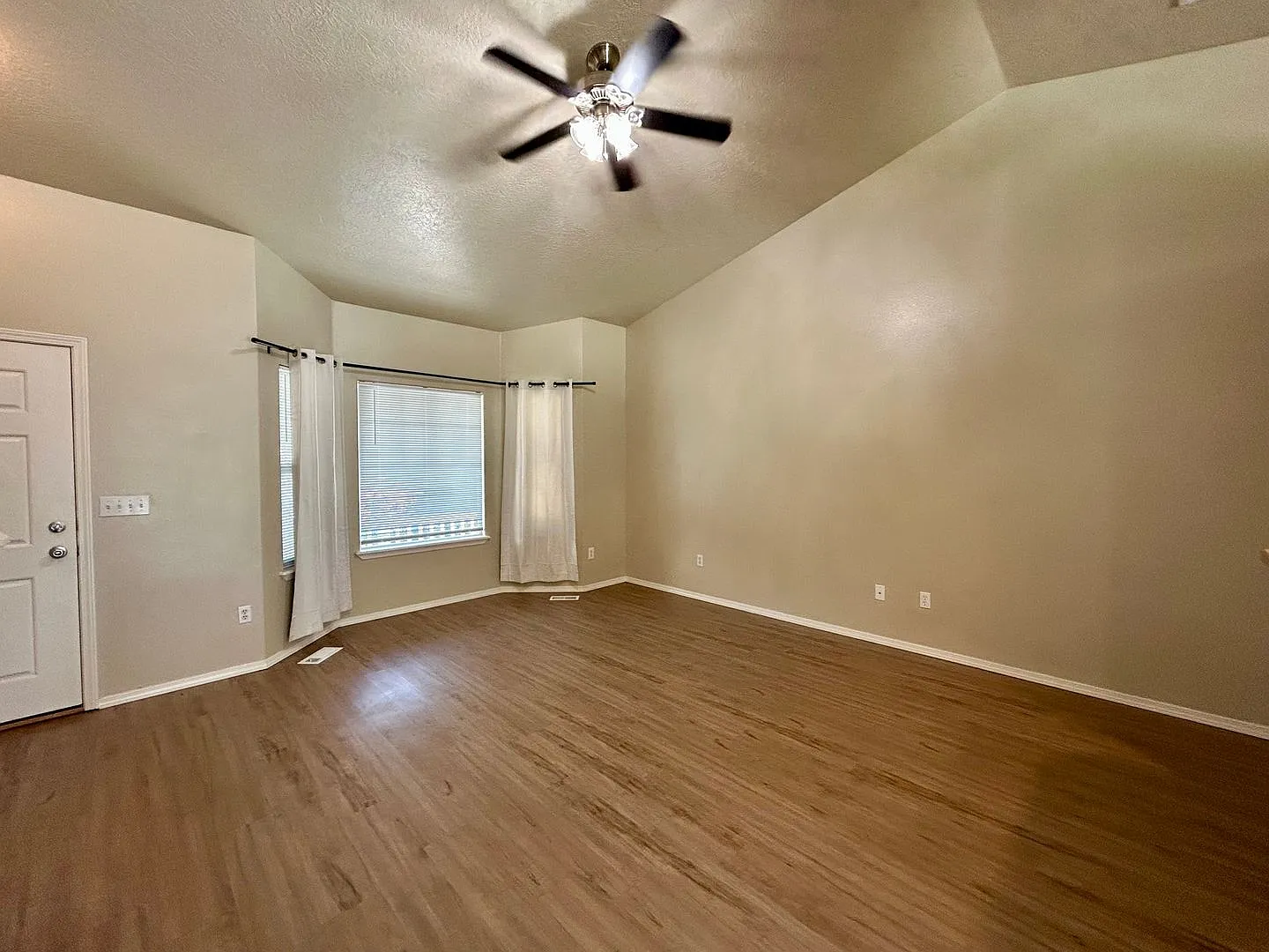 3341 N Maplestone | 3 Car Garage Home! — Photo 3