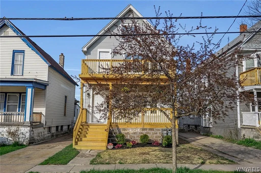 3 bed, 1.0 bath, 1276 sqft, $1,600 — Photo 3