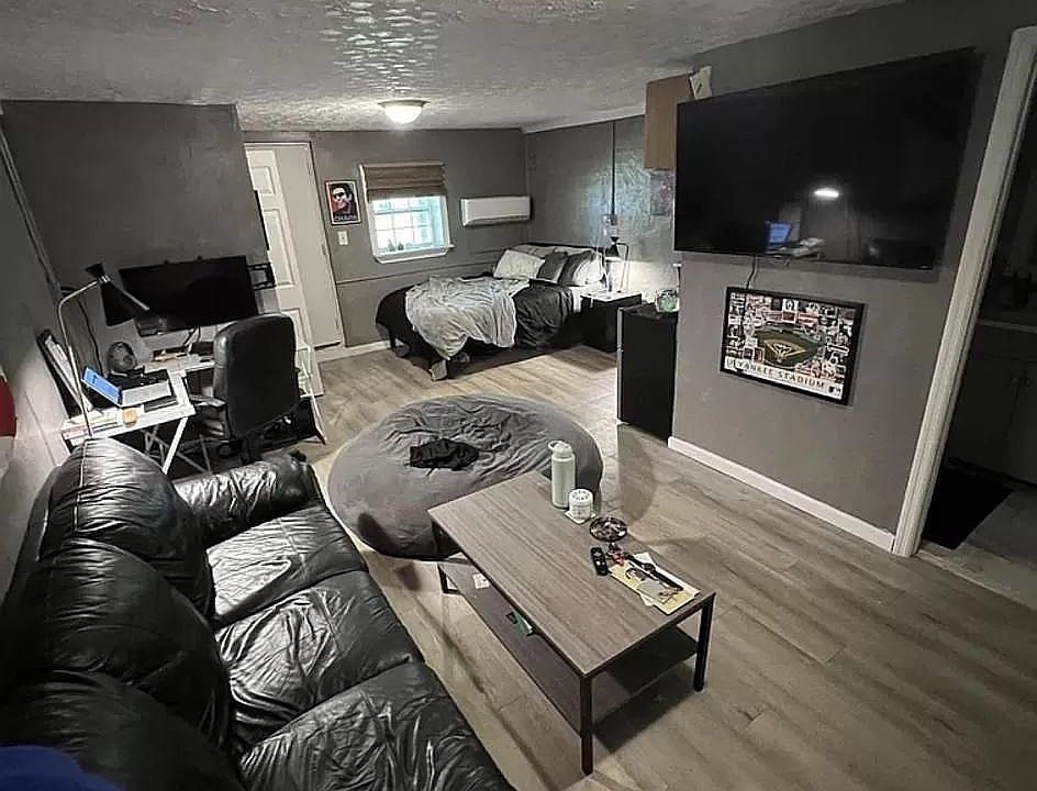 2nd image of 1332 Warrior Way #B