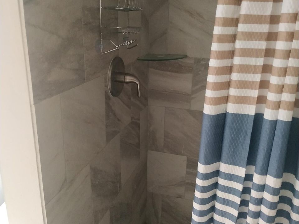 1st image of 924 1/2 N Amelia Ave