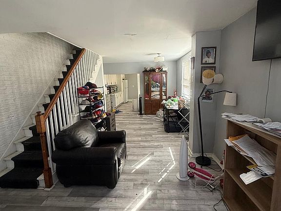 3rd image of 619 W 5th St