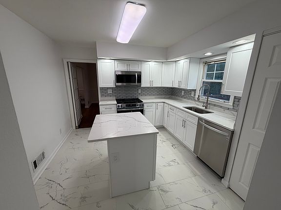 5th image of 225 Hillside Ave
