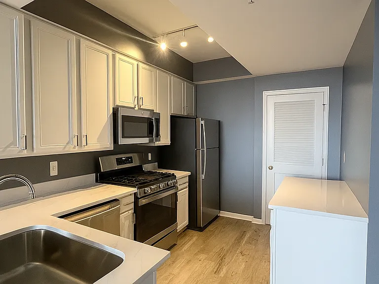 400 W Ontario St #1004 — Photo 2