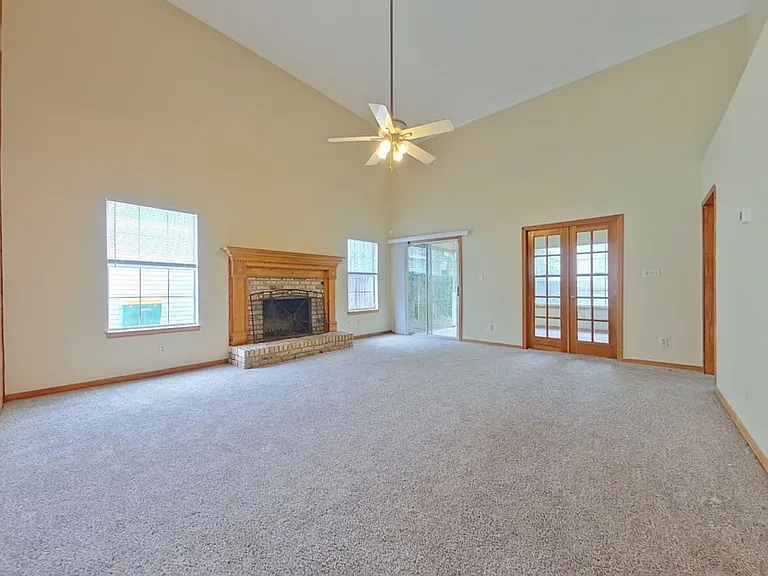 2815 Old Carriage Ln — Photo 3