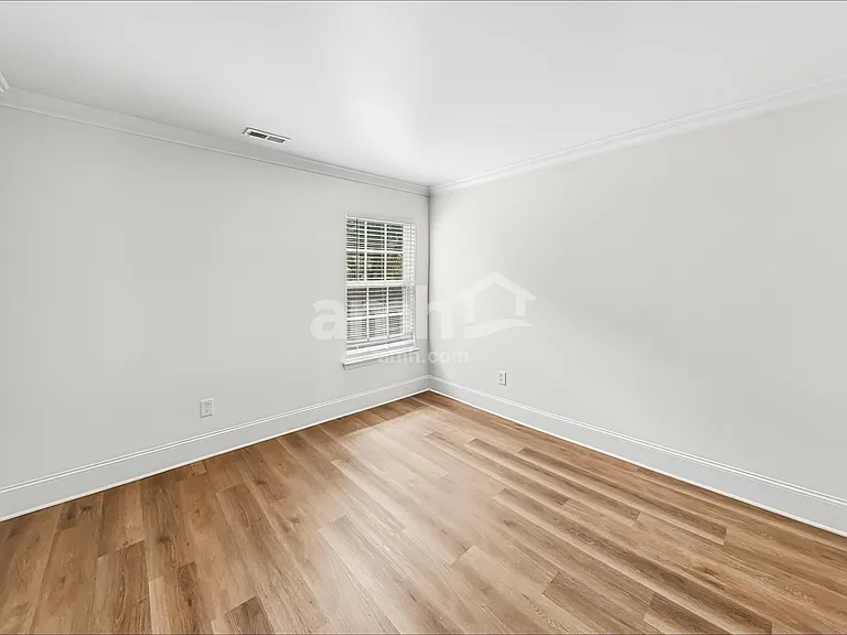 3911 Laurel View Cir — Photo 9