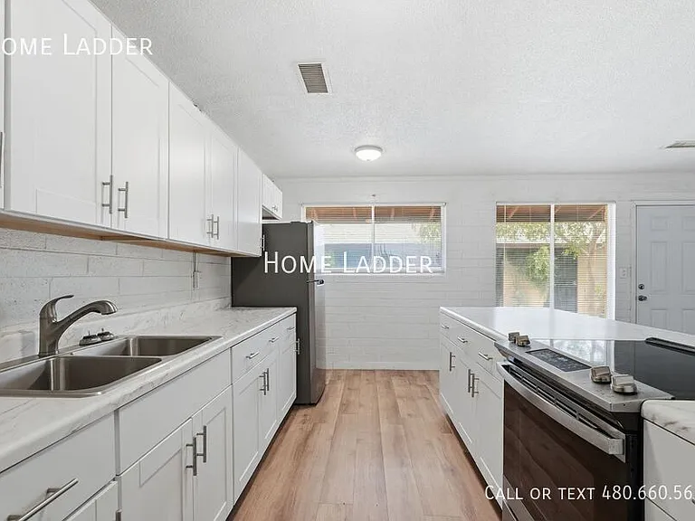 1332 W 5th St #8 — Photo 5