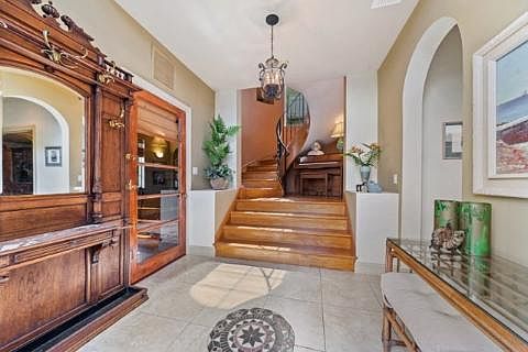 3rd image of 724 Park Pl
