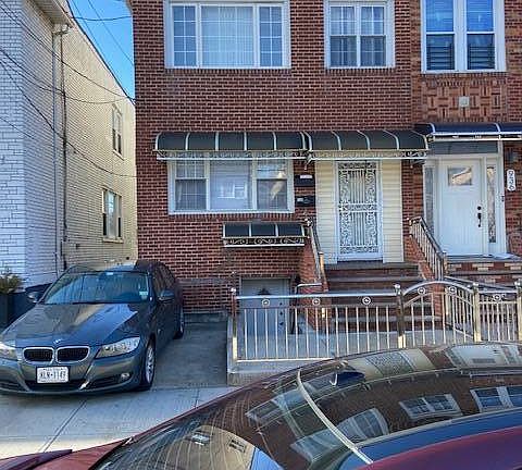 2nd image of 938 E 89th St