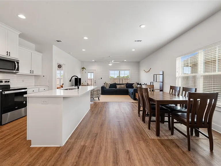 1619 Buena Vista Dr — Photo 3